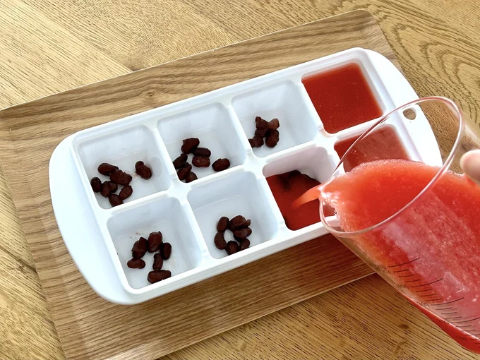 すいか果汁を製氷皿に流し込む