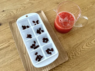 ゆであずきを製氷皿に入れる