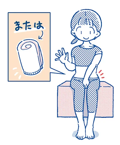 イスに座り太ももにこぶしか丸めたバスタオルをはさむ