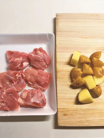 とり肉とジャガイモを用意