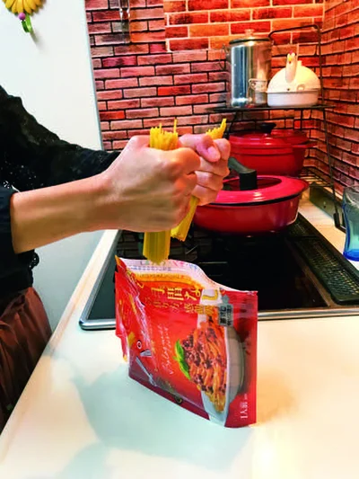 パスタを半分に折ってパウチにIN！