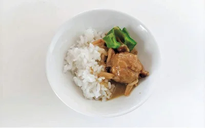 ごはんにかけるだけで完成！「肉だんごのグリーンカレー」