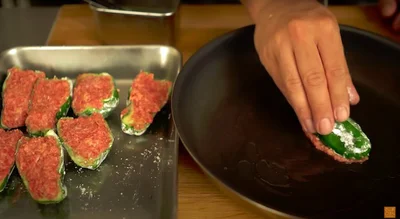 軽くギュッと押さえつけるとピーマンの奥まで肉が入る！　▶︎余った肉だねの使い道は…