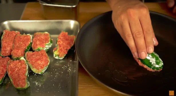 軽くギュッと押さえつけるとピーマンの奥まで肉が入る! ▶︎余った肉だねの使い道は…