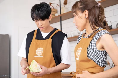 「まずは皮をむく？」と聞く小山さんに、みきママさん「それは面倒くさい！(笑)」