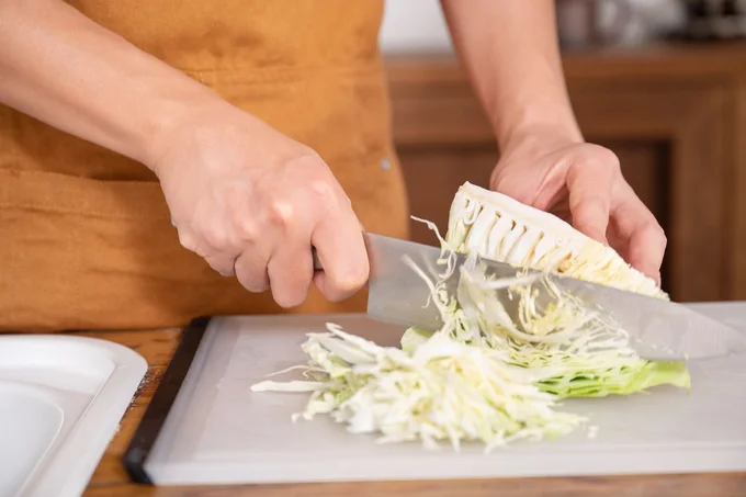 とんかつなどに添える千切りキャベツもこの切り方でOK。超時短！