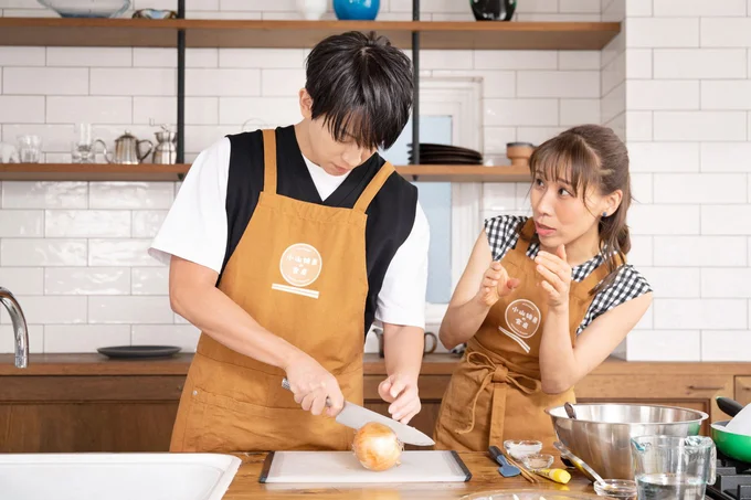 玉ねぎのみじん切りをアドバイスするみきママさんは優しいお姉さんの表情