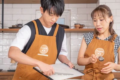 玉ねぎをボウルに入れる手際もバッチリ。小山さん「今日、調子いいわ！」