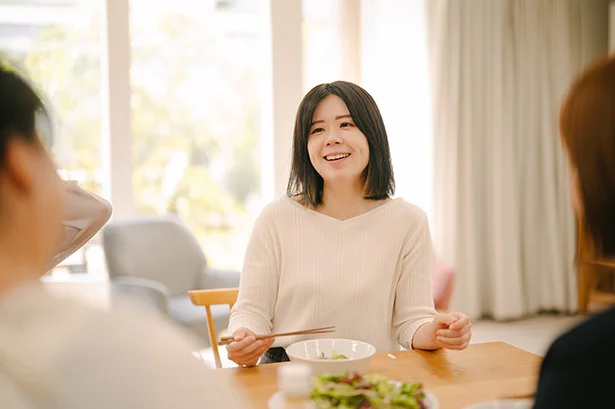 「いつも使っている『キユーピー 深煎りごまドレッシング』と同じく、ごまのつぶつぶ感と香りがたまりません！」と、金本さん