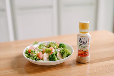 「すりたてのごまの香ばしさが、トマトのような酸味のある野菜や、淡泊な鶏むね肉とも相性抜群です」と、きじまさん