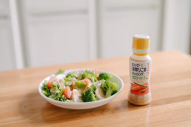 「すりたてのごまの香ばしさが、トマトのような酸味のある野菜や、淡泊な鶏むね肉とも相性抜群です」と、きじまさん