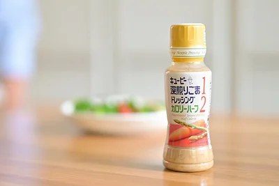 香り豊かにコク深く。おいしさそのまま、カロリー1/2*（*キユーピー 深煎りごまドレッシング対比）