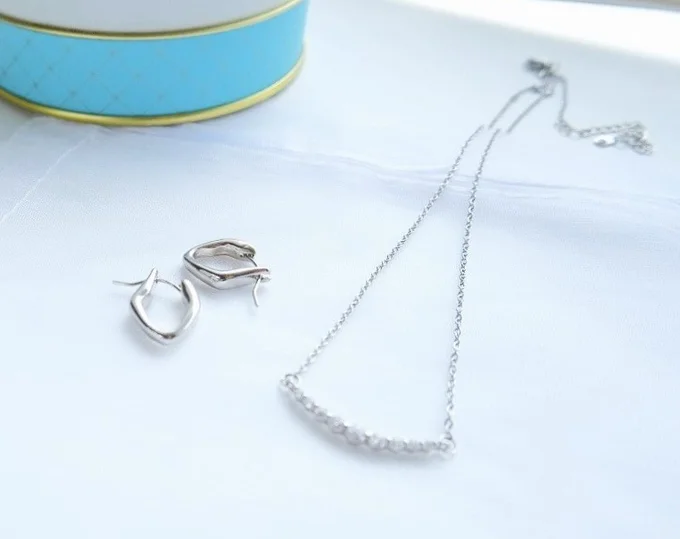 シンプルなのに、ニュアンスのあるピアス。留め金が簡単だとうれしいですね