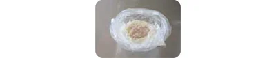 別のポリ袋にパン粉を入れ、味付けした鶏肉を入れて袋の上からぎゅっと押さえるようにして衣づけをする。