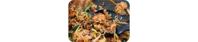 ごはんを取り出したフライパンにひき肉と焼肉のタレを入れ、中火で炒める。ナムルと炒めたごはんを混ぜ、強火にしてターナーなどで押し付けながら焼く