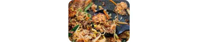ごはんを取り出したフライパンにひき肉と焼肉のタレを入れ、中火で炒める。ナムルと炒めたごはんを混ぜ、強火にしてターナーなどで押し付けながら焼く