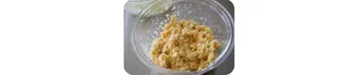 肉だねの玉ねぎはみじん切り、ソース用の玉ねぎは薄切り、しめじは石突を落としてほぐす。パン粉と卵、牛乳を合わせておく