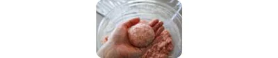 ボウルにひき肉、レンチンした玉ねぎ、パン粉、卵、牛乳、マヨネーズ、味付塩こしょう、ナツメグを入れてしっかり混ぜ、空気を抜きながら12個に丸める