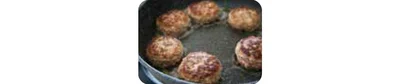 フライパンにサラダ油を中火で熱し、ハンバーグを入れて両面に焼き色をつけ、いったん取り出す