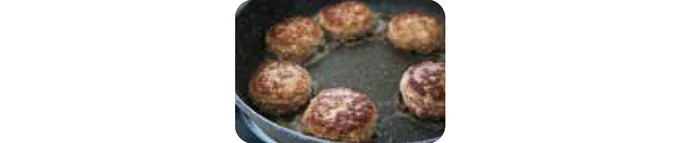 フライパンにサラダ油を中火で熱し、ハンバーグを入れて両面に焼き色をつけ、いったん取り出す