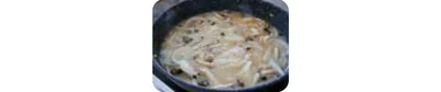玉ねぎとしめじを中火で炒め、玉ねぎが透き通ったら小麦粉を加えて全体にまぶす。水を加えてグツグツしたら、トマトケチャップやウスターソースを加えてハンバーグを戻し、弱火で15分煮込む