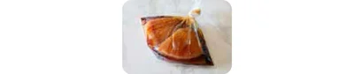 めかじきはキッチンペーパーで水気を拭き取り、ポリ袋に〈漬けダレ〉の調味料とともに入れ、2時間漬け込む