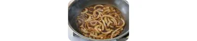 再度サラダ油を中火で熱し玉ねぎを炒める。玉ねぎが透き通ってきたら残しておいた漬けダレを加えて煮詰める