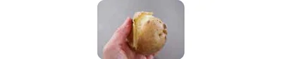 じゃがいもはよく洗い、皮つきのまま串がスッと刺さるくらいまで、電子レンジで加熱、またはゆでる。皮をむいてつぶし、粗熱がとれたら卵黄と牛乳を加えて混ぜる