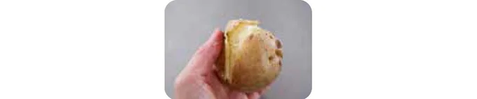じゃがいもはよく洗い、皮つきのまま串がスッと刺さるくらいまで、電子レンジで加熱、またはゆでる。皮をむいてつぶし、粗熱がとれたら卵黄と牛乳を加えて混ぜる