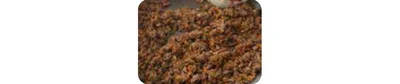 フライパンにひき肉とみじん切りにした玉ねぎ、にんじん、いんげんを入れて中火で炒め、肉の色が変わったら調味料を加え、汁気がなくなるまで炒めて火を止める