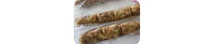 つぶしたじゃがいもと炒めたひき肉を混ぜ合わせて、16個の俵型に成形する。