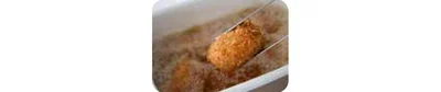 卵、卵白、小麦粉を合わせたバッター液、パン粉の順に衣づけをし、200℃の油で2分ほど揚げる