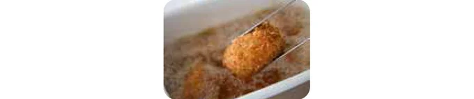 卵、卵白、小麦粉を合わせたバッター液、パン粉の順に衣づけをし、200℃の油で2分ほど揚げる