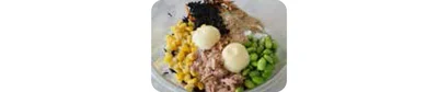 ボウルに粗熱をとったひじき、油を切ったツナ、水気を切ったコーン、枝豆、調味料を入れて混ぜる