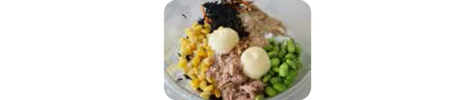 ボウルに粗熱をとったひじき、油を切ったツナ、水気を切ったコーン、枝豆、調味料を入れて混ぜる