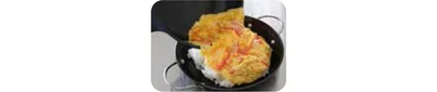 器にごはんをよそい、3をスライドさせるようにのせ、1をかけてグリンピースを散らす