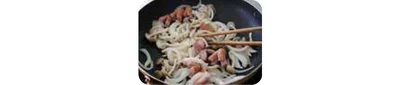 フライパンにオリーブオイルを熱し、ウインナー、薄切りにした玉ねぎ、石突きを取ってばらしたしめじを炒める