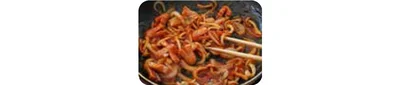 玉ねぎに火が通ったらトマトケチャップなどの調味料を加えて混ぜ合わせる
