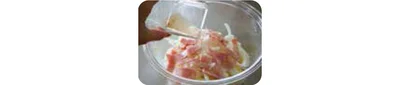 耐熱ボウルに、じゃがいも、玉ねぎ、ベーコンの順に重ねて入れ、合わせておいた調味料を上からかける