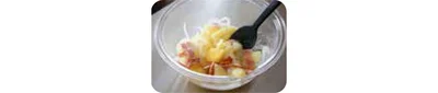ふんわりラップをし、600Wの電子レンジで10分加熱。ラップを外して熱いうちにバターを加えて混ぜる