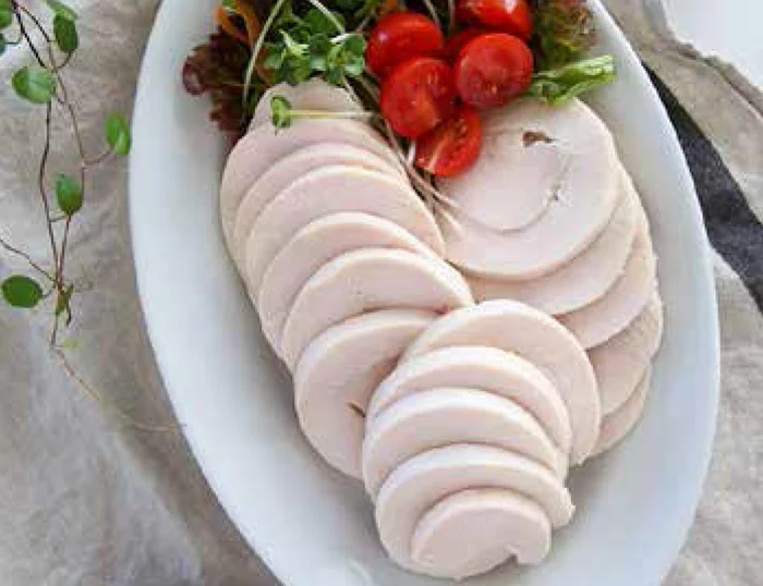 お弁当のおかずにも。むね肉がしっとり仕上がる「鶏ハム」