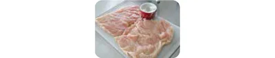 鶏肉は皮をはぎ、観音開きにして均一の厚さにし、マグカップの裏など平らなもので叩いて均一に薄くする