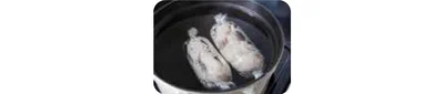 味がついた面を内側にしてきつく巻いてラップで包み、端っこを輪ゴムで止める。鶏肉がかぶるくらいのたっぷりの湯を沸かし、よく沸騰したところに入れる