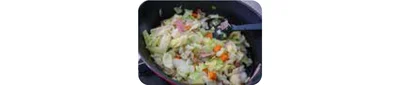 鍋にオリーブオイルを熱し、1cmの角切りにしたキャベツ、じゃがいも、にんじん、玉ねぎ、にんにくを入れて炒める