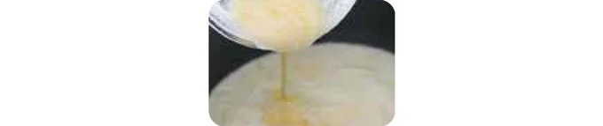 牛乳を加え、沸騰しない程度に温める。大さじ2ほどを溶かしバターの容器に入れてなじませ、鍋に戻し入れる