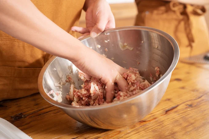みきママ直伝の“時短みじん切り”玉ねぎとひき肉を混ぜて、こねこね…