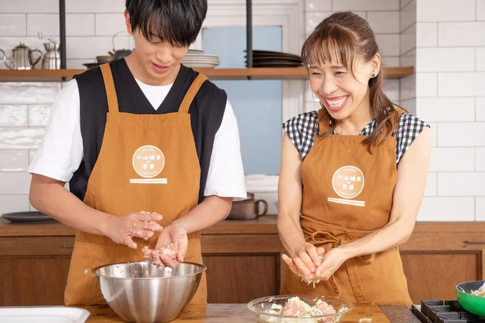 小山さんがタネを丸め、みきママさんにパスする連携プレーにほっこり