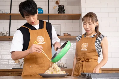 シュウマイを器用に積み上げる小山さんに、みきママさん「積むんだ！(笑)」
