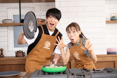 驚きの表情をする小山さんの横で、みきママさんは「ニーハオ！」