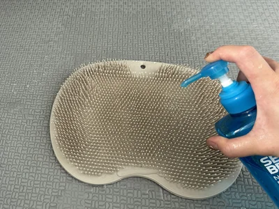 ブラシにボディソープをつけて